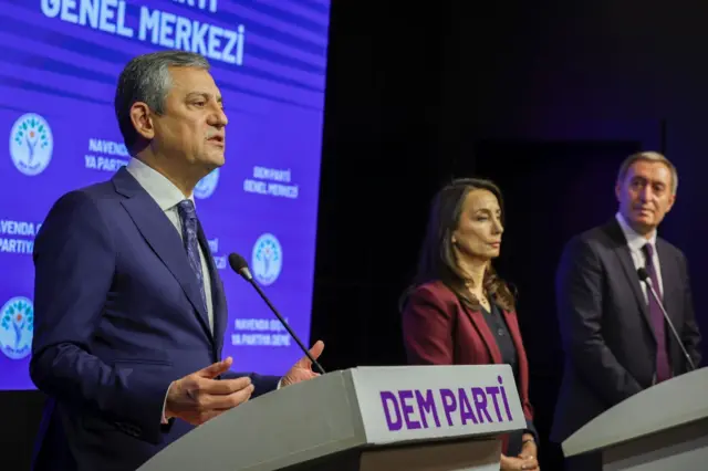 Ara seçim çağrısı yapan ve bu kararına destek aramak için muhalefet partilerini ziyarete başlayan CHP Genel Başkanı Özgür Özel'in ilk durağı DEM Parti oldu.