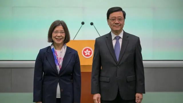 李家超(左)与谢小华(右)在中国香港特区政府总部会见传媒(中新社图片30/3/2026)