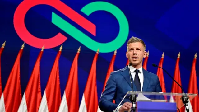 будущий премьер Венгрии Петер Мадьяр на трибуне