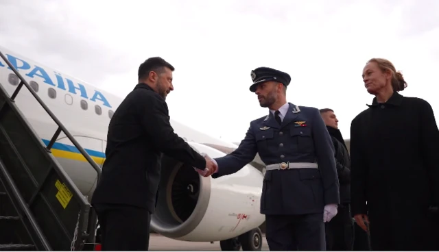 Зеленский у трапа самолета в Осло
