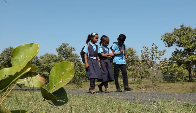 जंगलाच्या रस्त्याने शाळेत जाणारी मुलं