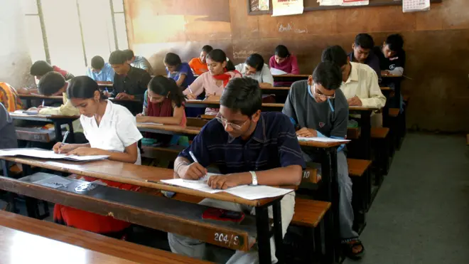 සිසු සිසුවියන් පිරිසක් විභාගයක් ලියමින්