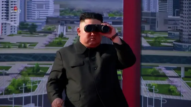 KIm Jong un trong một chuyến thị sát