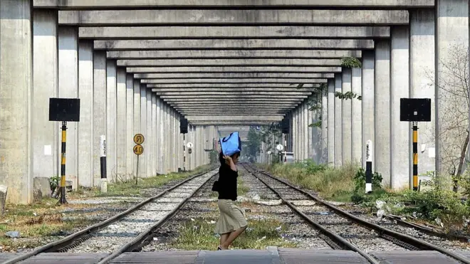 มีการประเมินว่ารัฐบาลต้องเสียค่าใช้จ่ายในการรื้อถอนตอม่อซีเมนต์ของโครงการโฮปเวลล์เป็นเงินกว่า 200 ล้านบาท