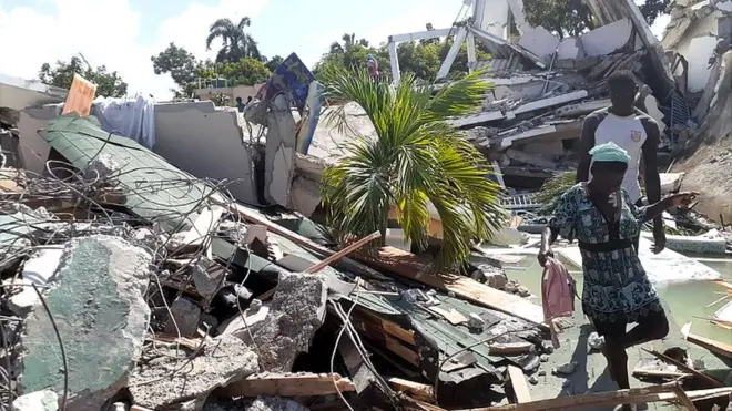 Casa derrumbada en Les Cayes, Haití tras el terremoto.