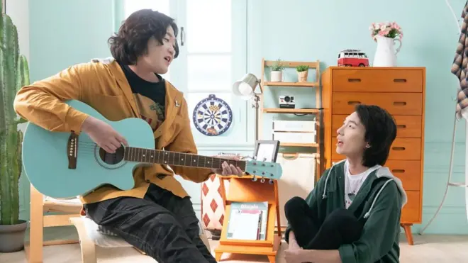 신혼 부부가 누릴 수 있는 여러 사회적 혜택도 동성 부부에겐 예외다.