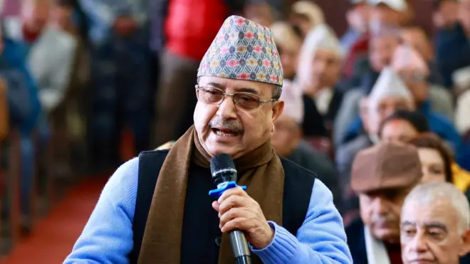 माइक समातेर बोल्दै पूर्णबहादुर खड्का (फाइल तस्बिर)