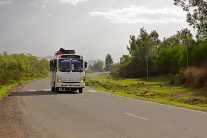 እየተጓዘ ያለ የሕዝብ ማመላለሻ ተሽከርካሪ