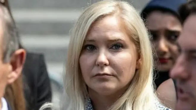 ブランドの長髪の女性が、前を向いている写真