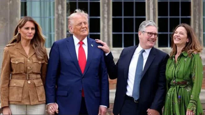 Trump ve eşi ile Starmer ve yeşil elbiseli eşi birlikte görünüyor. Starmer elini Trump'ın omzuna atmış görünüyor.