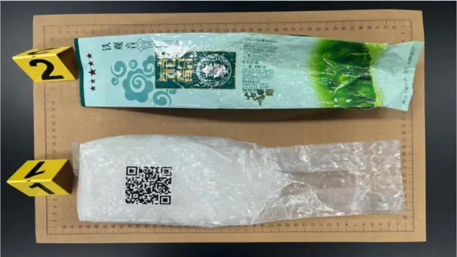 Обгортка китайського пакетика чаю улун, покладена поруч із пачкою кетаміну