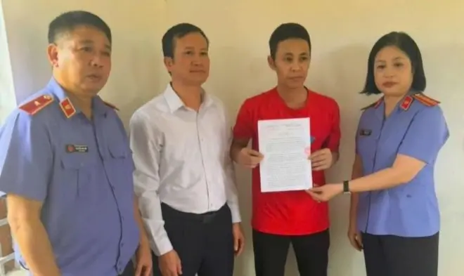 Ông Thái Khắc Thành (áo đỏ)