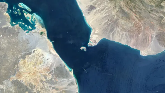  ባብኤል 36 ኪሎሜተር ጎድኒ ዘለዎ ንቀይሕ ባሕሪ ምስ ወሽመጥ ዓደን ዘራኽብ መጻብቦ እዩ፡ ካብ ሳተላይት ክአ እንከሎ ከኣ ነዚ ይመስል