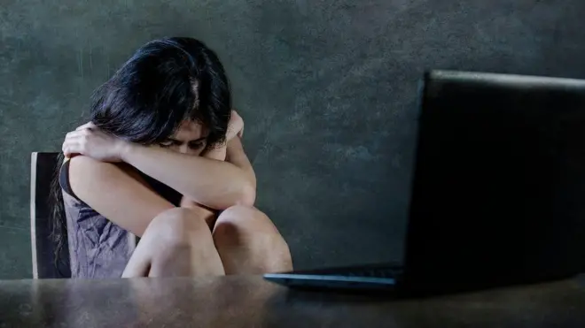 Ilustrasi seorang anak perempuan menjadi korban konten pornografi.