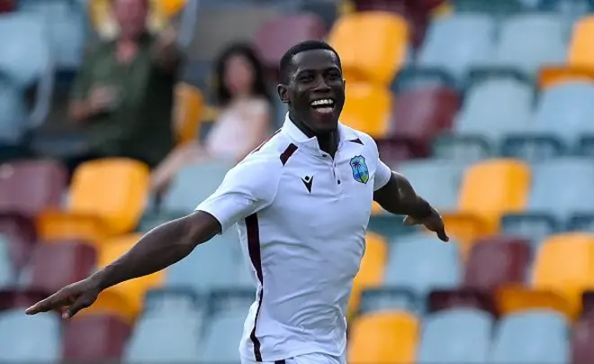 සිය පළමු ටෙස්ට් ක්රිකට් තරගයේදී ඔස්ට්රේලියාව වැනි ප්රබල කණ්ඩායමක් ඉදිරියේ පළමු පන්දුවෙන් ම කඩුල්ලක් දවා ගැනීමට බටහිර ඉන්දීය කොදෙව් පන්දු යවන්නෙක් සමත් විය.