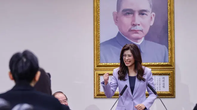 启程前,郑丽文在国民党中央党部召开记者会。