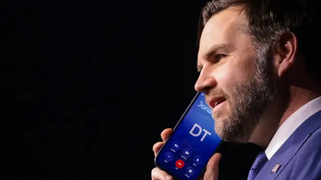 JD Vance oo telefoonka kula hadlaya Donald Trump 