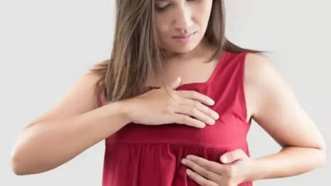 స్తన్యాన్ని పరీక్షించుకొంటున్న ఒక మహిళ