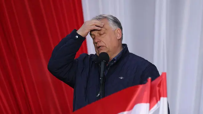 Премьер-министр Венгрии Виктор Орбан на предвыборном митинге за два дня до парламентских выборов 10 апреля 2026 года в Секешефхехерваре, Венгрия. Он стоит устало прикрыв глаза и закрыв ладонью лоб