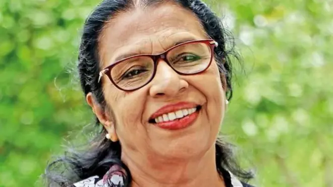 රම්‍යා වනිගසේකර පළමු වරට වේදිකා නාට්‍යයක් සඳහා රංගනයෙන් දායක වූයේ, 1976 වසරේදී ය. ඒ, රංජිත් ධර්මකීර්තිගේ 'හස්තිරාජ මහත්තයා' නමැති නාට්‍යයේ සුළු චරිතයකට පණ පොවමිනි.