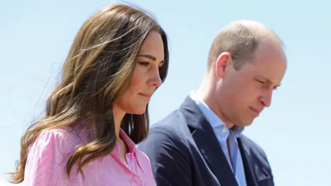 Le duc et la duchesse de Cambridge regardent vers le bas.