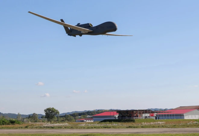 북한 조선중앙통신이 2025년 9월 19일 북한판 '글로벌호크'로 불리는 전략무인정찰기 '샛별-4형'의 비행 장면을 공개했다
