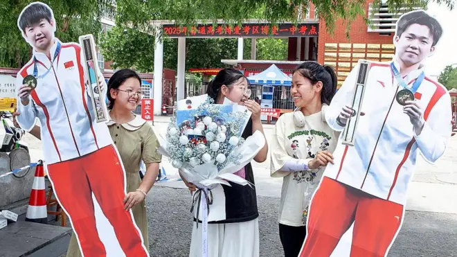 高考考场外也有乒乓球手的人物立牌