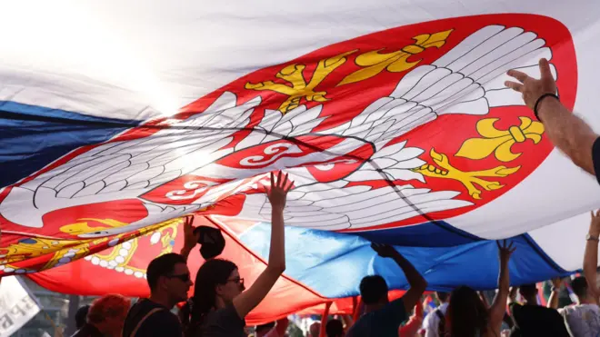 Zastava Srbije na studentskom protestu 28. juna u Beogradu