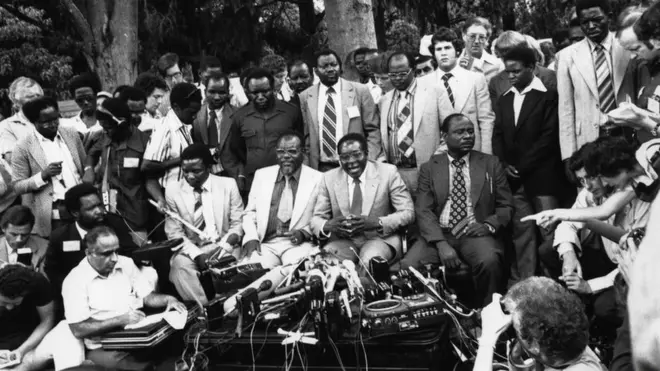 Robert Mugabe, umukuru w'ishyaka ZANU, mu kiganiro n'abanyamakuru amaze gutorwa nka Minisitiri w'intebe wa Zimbabwe, ku itariki ya 6 y'ukwezi kwa gatatu mu 1980