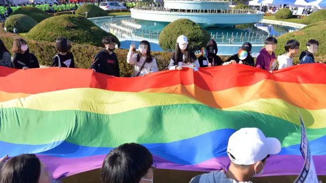 청소년 성소수자들에게 가족은 자신을 가장 먼저 알리고 싶은 대상이지만, 동시에 커밍아웃을 하기 가장 어려운 대상이기도 하다