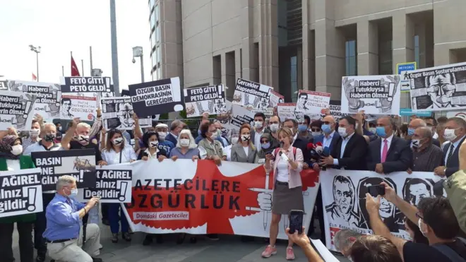 Davanın ilk duruşması öncesinde Çağlayan Adliyesi önünde gazeteciler basın meslek örgütleri bir açıklama yaptılar