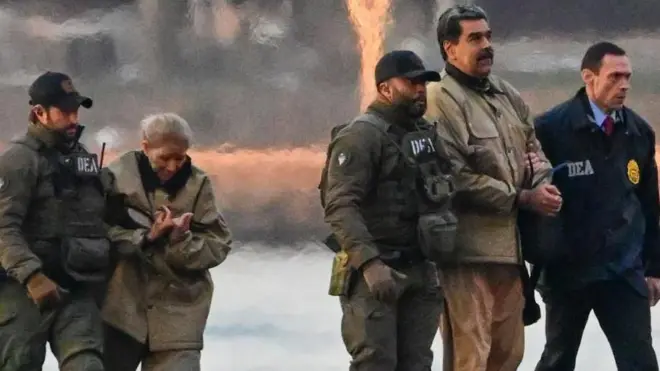 Cilia Flores and Nicolás Maduro are escorted by US agents on their way to a New York court. They are handcuffed and are being escorted by US law-enforcement officials 
