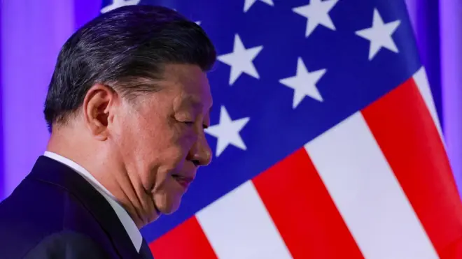 アメリカ国旗の前を歩く中国の習近平国家主席(資料写真)