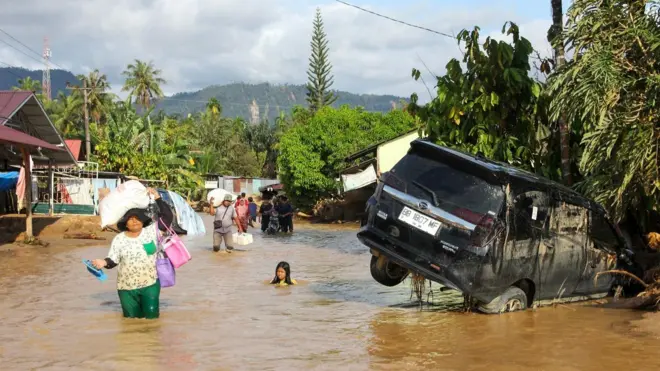 Warga melintas di area banjir bandang dan longsor di Kelurahan Huta Nabolon, Kecamatan Tukka, Kabupaten Tapanuli Tengah, Sumatera Utara, Rabu (3/12/2025).