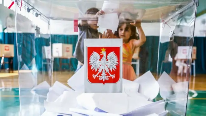 Дети и коробки с бюллетенями