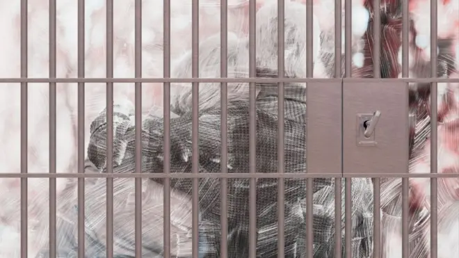 Колаж - літня пара спинами за решіткою