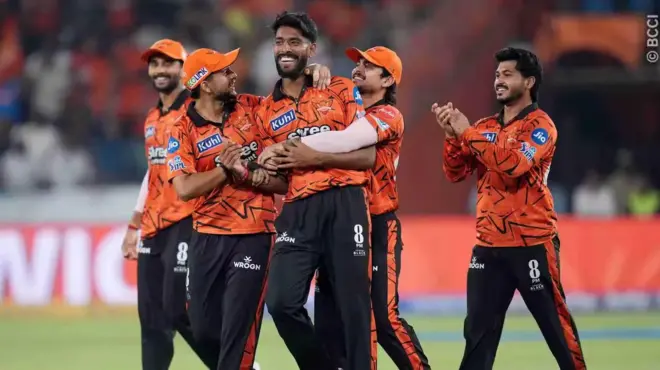 රාජස්ථාන් රෝයල්ස් කණ්ඩායමේ කඩුල්ලක් දවා ගැනීමෙන් පසු ප්රෆුල් හින්ගේට සුබ පතන සන්රයිසස් කණ්ඩායමේ ක්රීඩකයින්