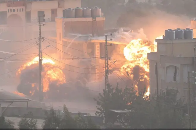 Ngọn lửa bốc lên từ một vụ nổ trong cuộc không kích của Israel nhằm vào một tòa nhà ở làng Kfar Tibnit, miền nam Lebanon, vào ngày 2/2/2026.