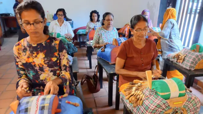 කොවිඩ් වසංගතයට පෙර මෙම නිර්මාණ සඳහා සංචාරකයන්ගෙන් හොඳ ඉල්ලුමක් තිබුණත් වර්තමානයේ එම තත්ත්වය බොහෝ දුරට අඩු වී ඇතැයි රේන්ද කර්මාන්තයේ යෙදී සිටින මාගල්ල පදිංචි එම්.එස් කාන්තිලතා පැවසුවාය.