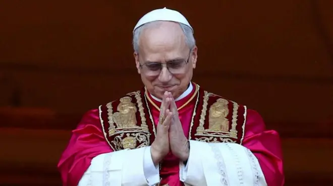 新教皇レオ14世として聖ペトロ大聖堂のバルコニーに現れ、祈るプレヴォスト枢機卿(8日、ヴァチカン)