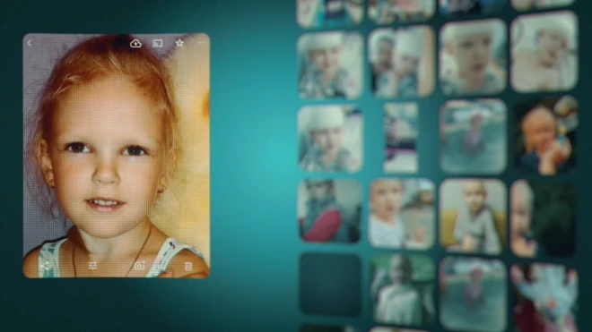 Девочка около пяти лет смотрит в камеру.