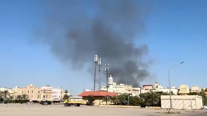 ကူဝိတ်၊ ဘေယန်က အမေရိကန် သံရုံး မီးခိုးများနှင့်အတူ တွေ့ရစဉ်