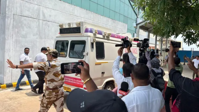 लड़की को दिल्ली ले जाने के समय की तस्वीर