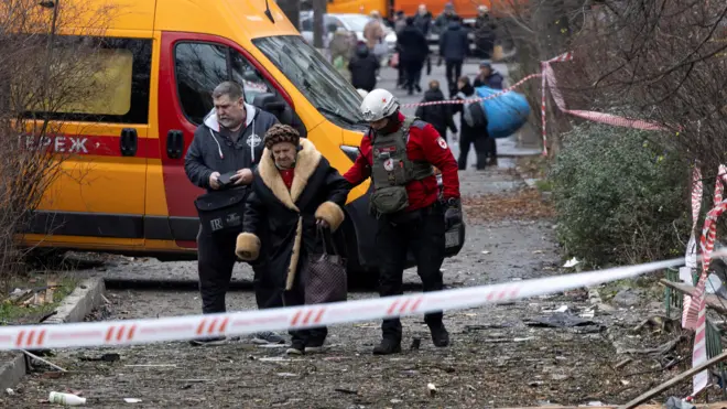 زنی در حال قدم زدن در خرابه‌های اوکراین