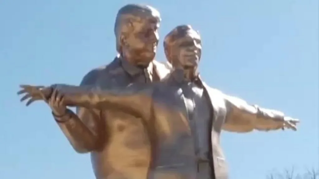 ట్రంప్-ఎప్‌స్టీన్ విగ్రహం