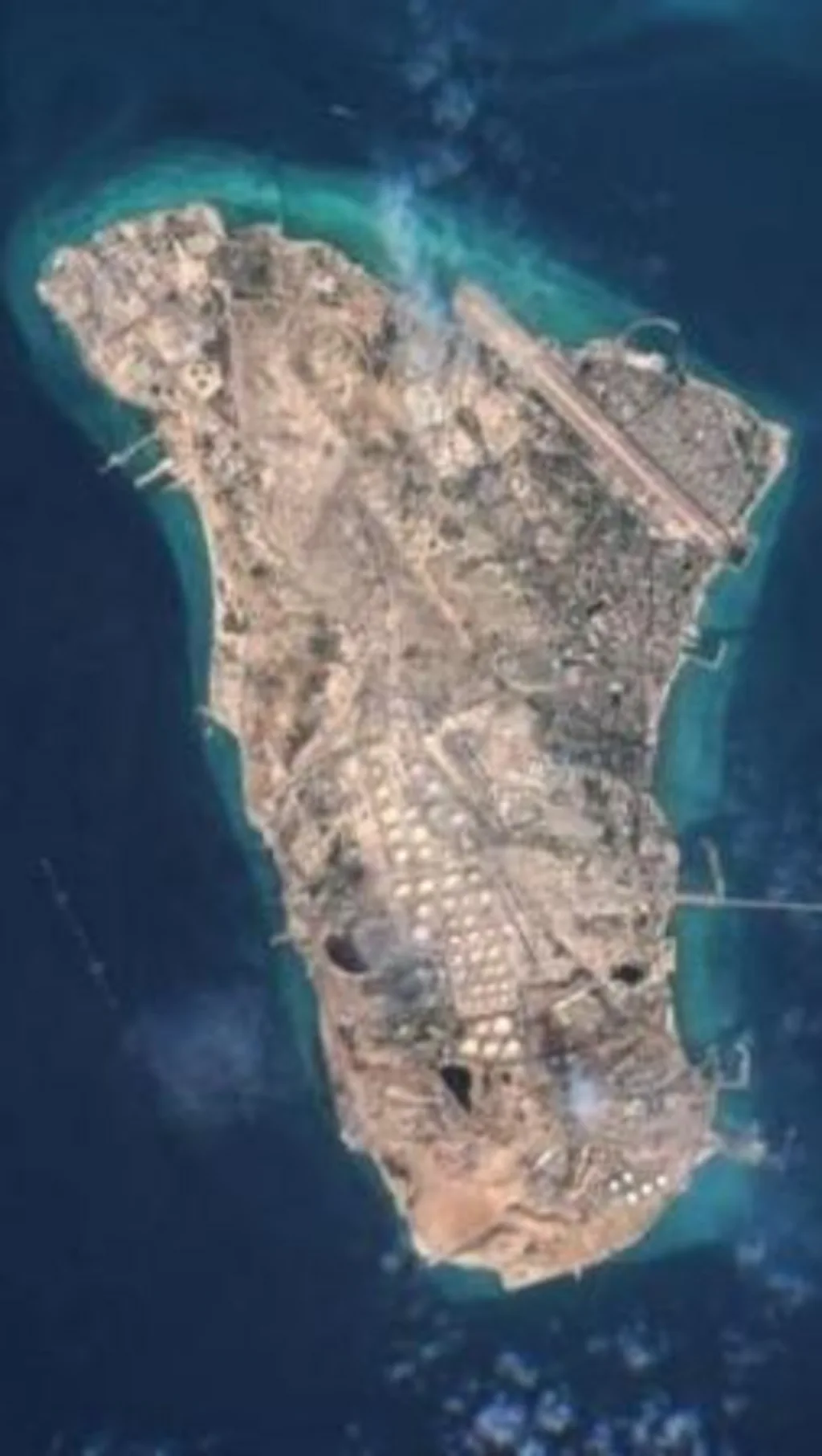 Kisiwa cha Kharg ni eneo dogo lenye miamba lililo umbali wa maili 15 tu za baharini (kilomita 24) kutoka pwani ya Iran.