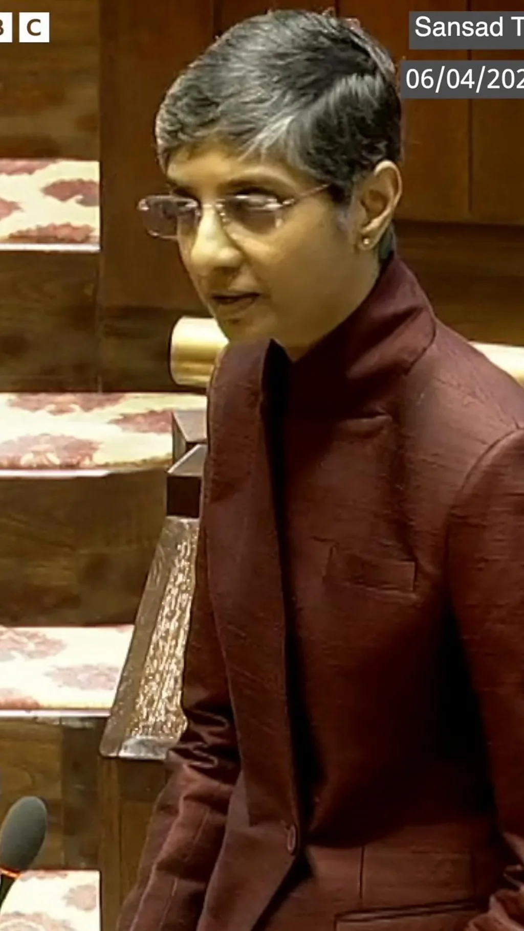 मेनका गुरुस्वामी - भारताच्या पहिल्या जाहीरपणे समलैंगिक खासदार शपथ घेतात तेव्हा...