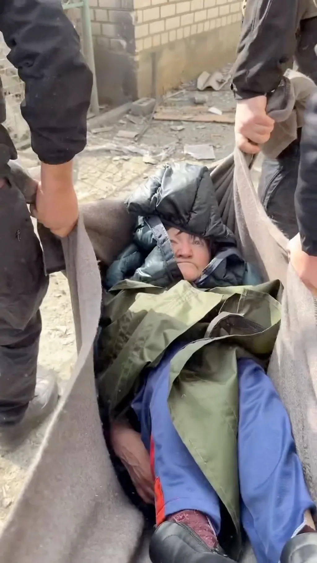 евакуація неходячої бабусі з Херсона