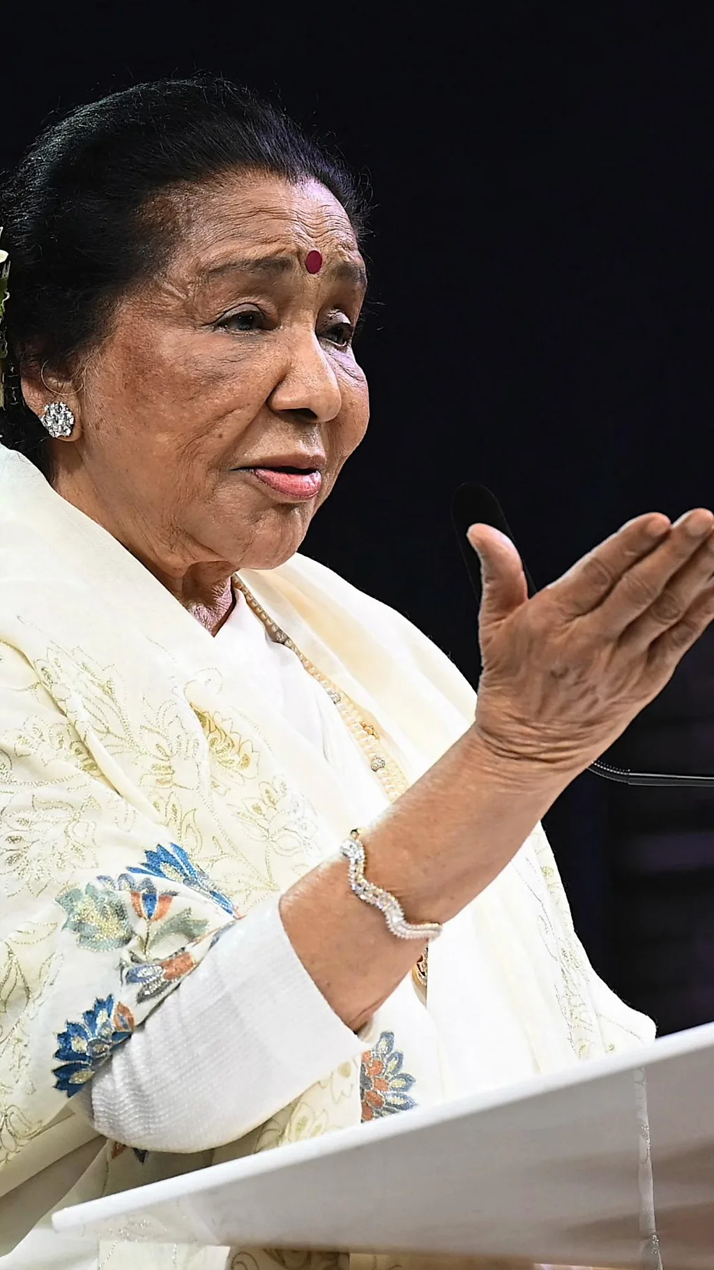 मशहूर गायिका आशा भोसले का 92 साल की उम्र में निधन