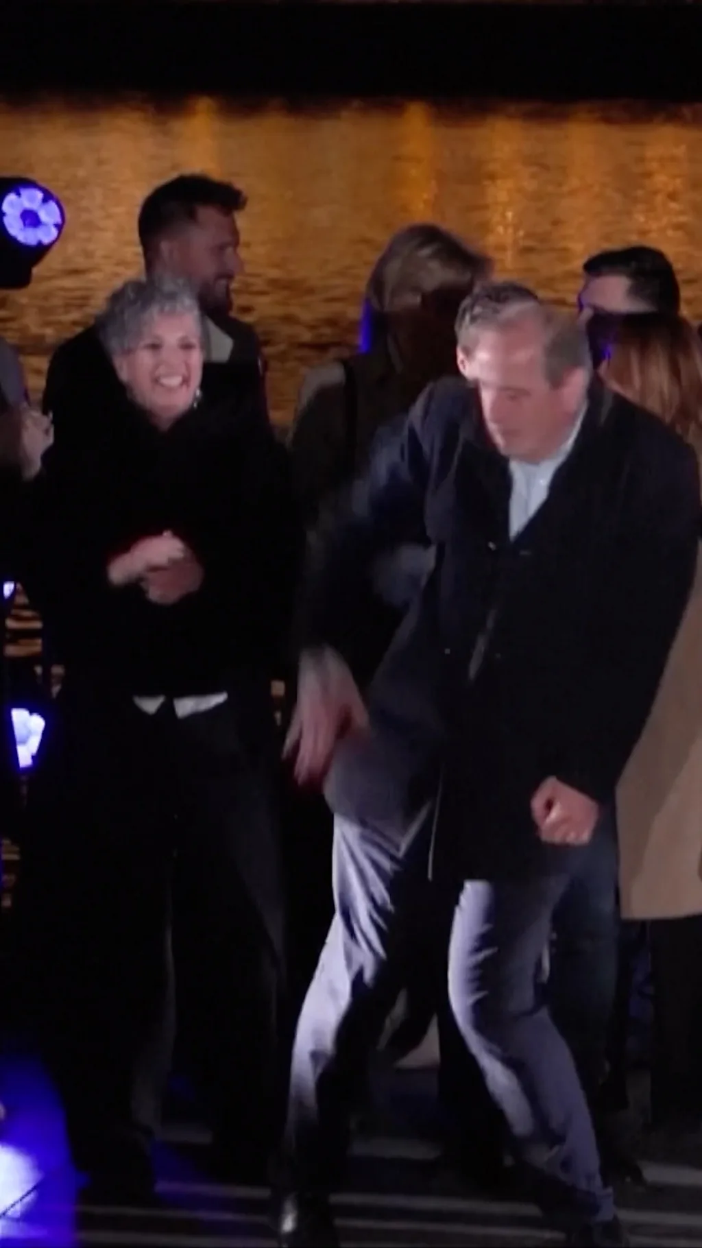 चुनाव जितेपछि नेताको नाच।